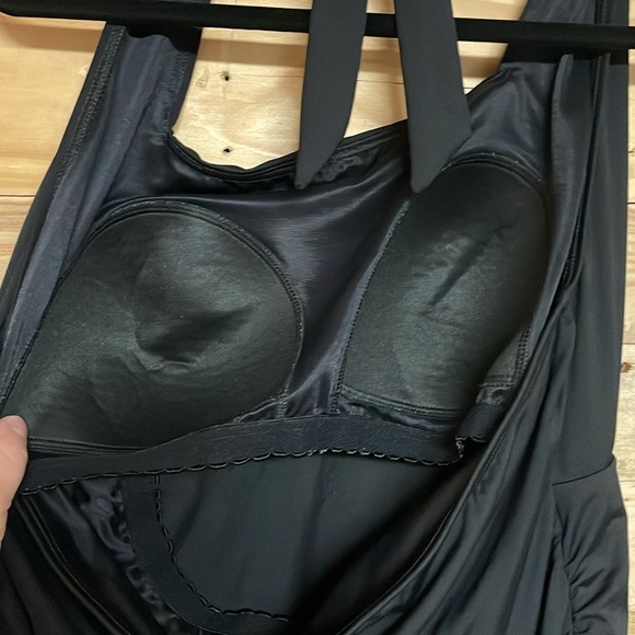 Lands’ End size 18 black halter swimsuit top with scrunch side and built-in cups - Picture 5 of 6